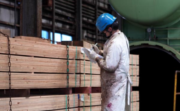 高品質の住宅用防腐防蟻木材製品を茨城の自社工場で製造