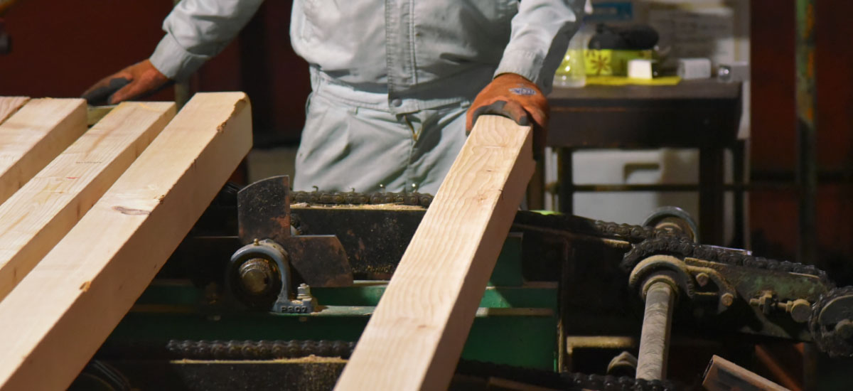 土台用木材には、防腐処理前にインサイジング加工を行う