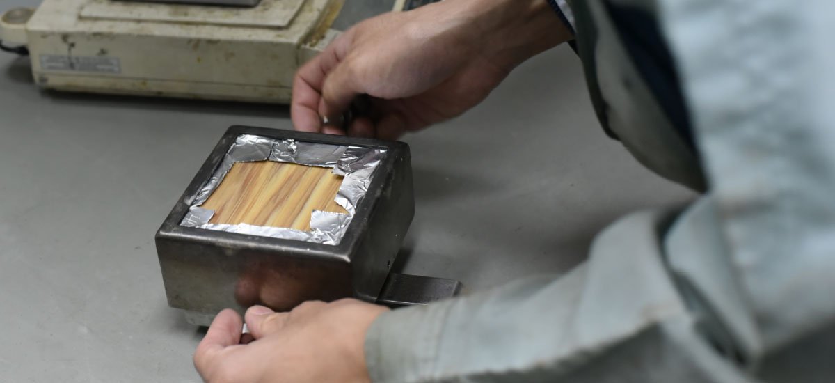 内装に使われる準不燃木材の防火性能を燃焼試験で確認