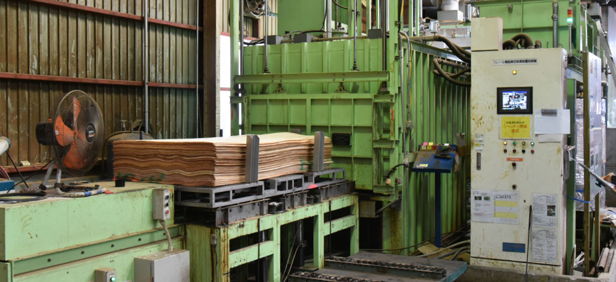 天然木を使用した劣化しにくいウッドデッキを製造