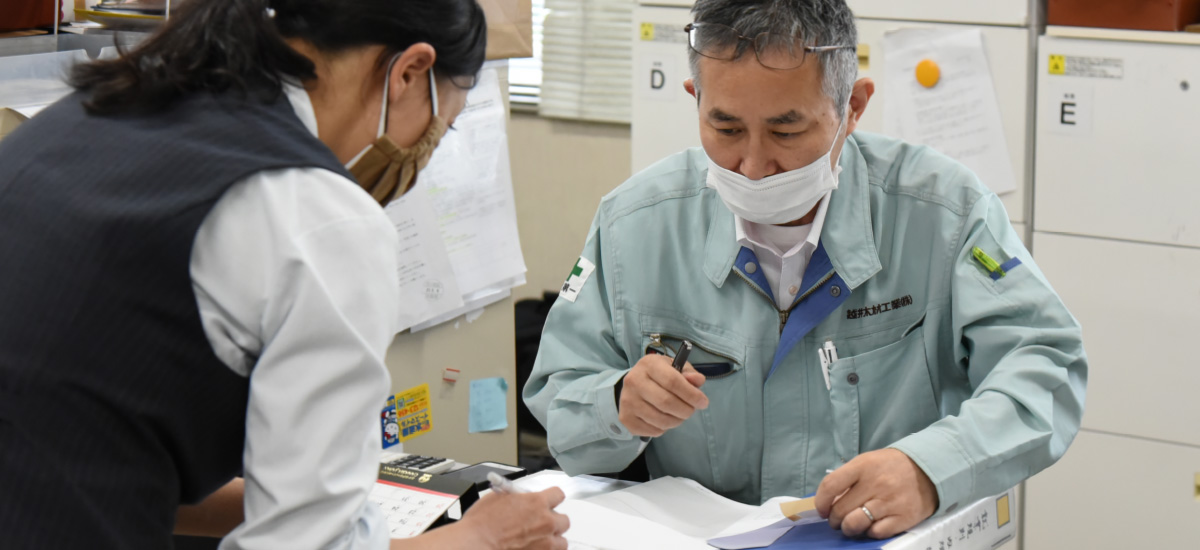 部署の垣根を越えてコミュニケーションを取り協力する