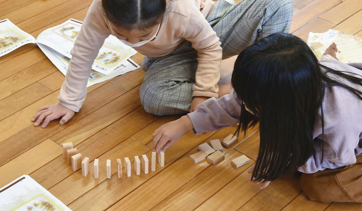 保育園での木育ワークショップ ドミノづくり