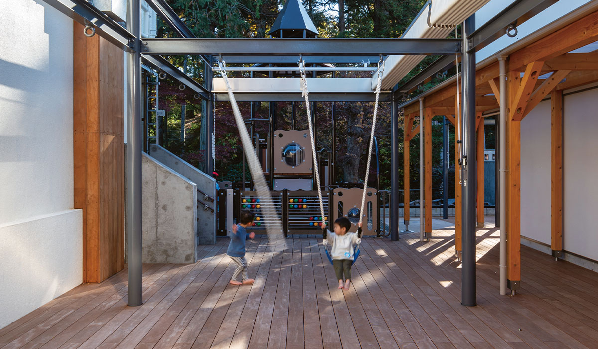 保育園でのウッドデッキは柔らかく、こどもたちの遊び場になります