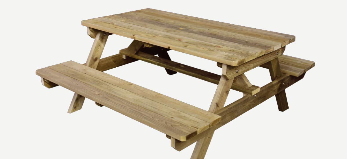 高い耐久性の防腐木材で作るアウトドアテーブル