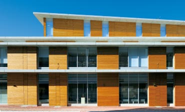 図書館外壁に使われるサーモウッド木製外装材