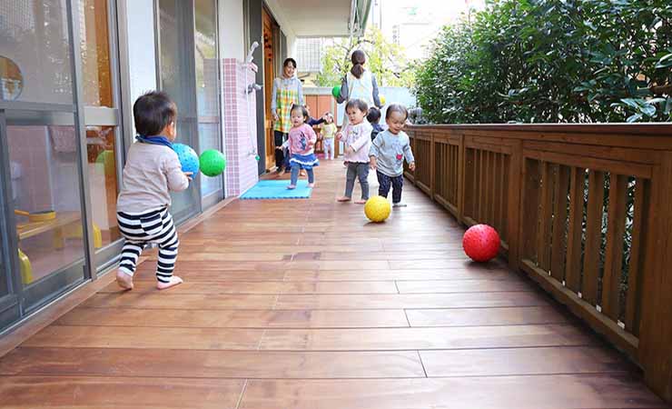 保育園のウッドデッキに最適なマクセラム
