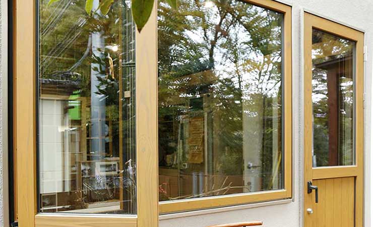 腐れや反りに強い高耐久のサーモウッドを使った木製サッシ