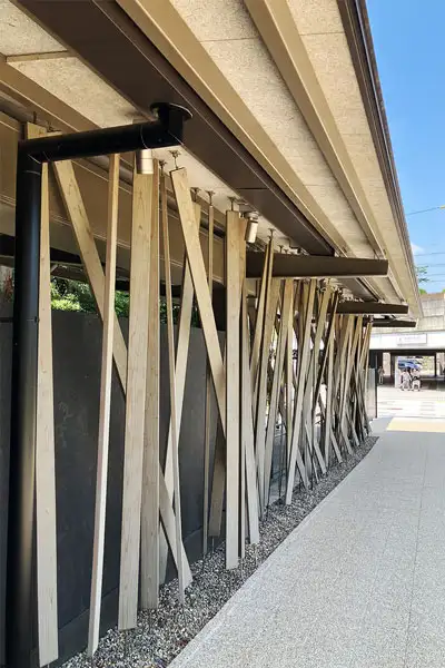 田園調布せせらぎ館(体育施設)＜エントランスアプローチルーバー：コシイ・スーパーサーモ＞