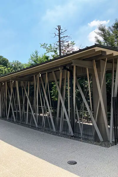 田園調布せせらぎ館(体育施設)＜エントランスアプローチルーバー：コシイ・スーパーサーモ＞