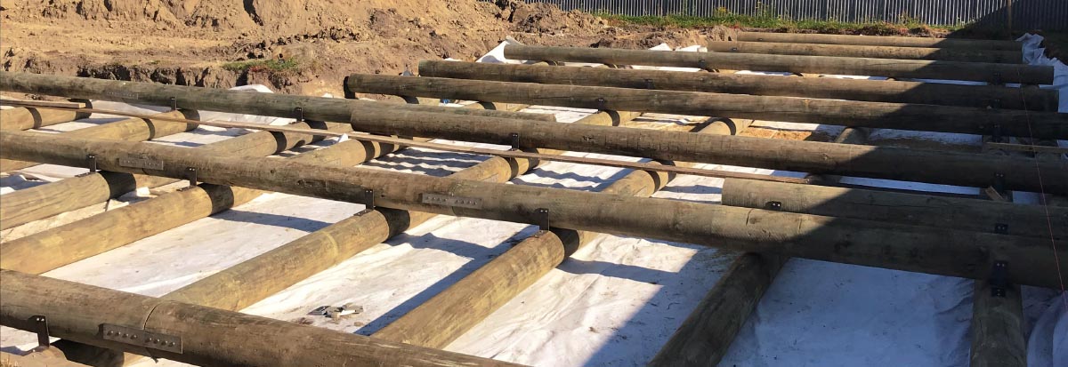 セメント製造時の環境問題を抱えるコンクリート基礎に代わる低コスト・短工期な人と環境に優しい木製浮き基礎工法