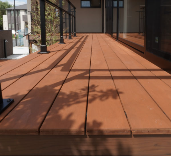 側面スリット固定で表面にビスが見えず美観に優れる