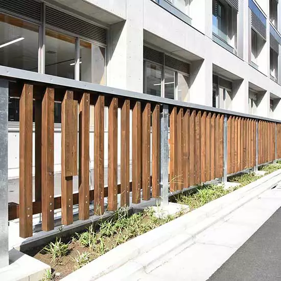 都立高校に採用の防腐木材を使用した東京ガイドライン仕様の木製フェンス