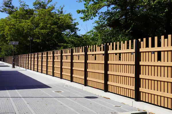 都立代々木公園　陸上競技場＜サーモウッド木製デザインフェンス：コシイ・スーパーサーモ＞／東京都渋谷区