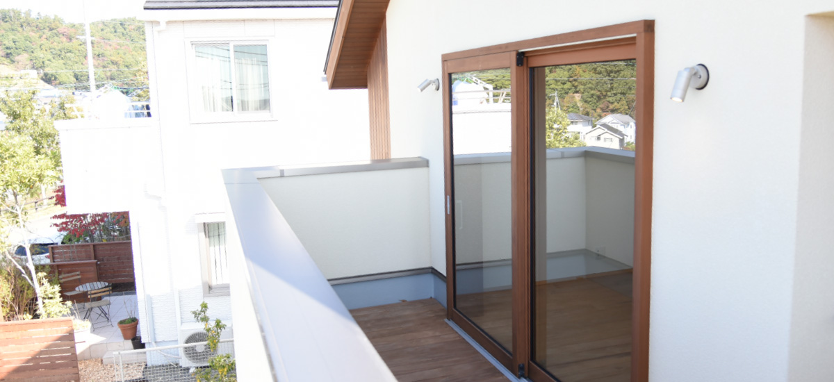 木の掃き出し窓からベランダに繋がるおしゃれなプラン